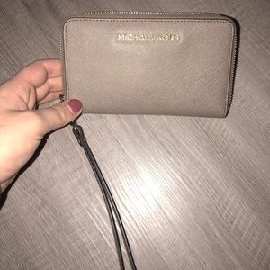 tan Michael Kors Wallet